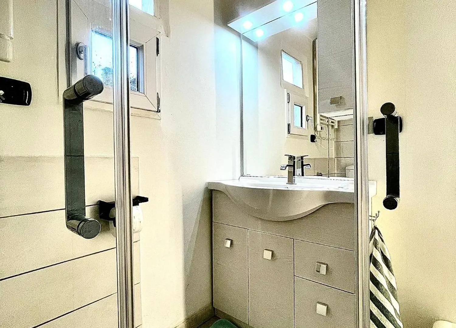 Como Lake Stay& Service